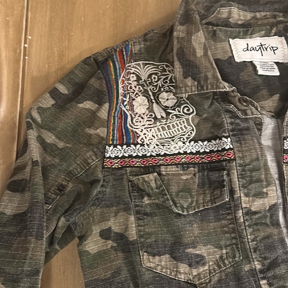 Camo and sugar skull DayTrip jacket. Lightweight snaps. Small - Picture 3 of 4